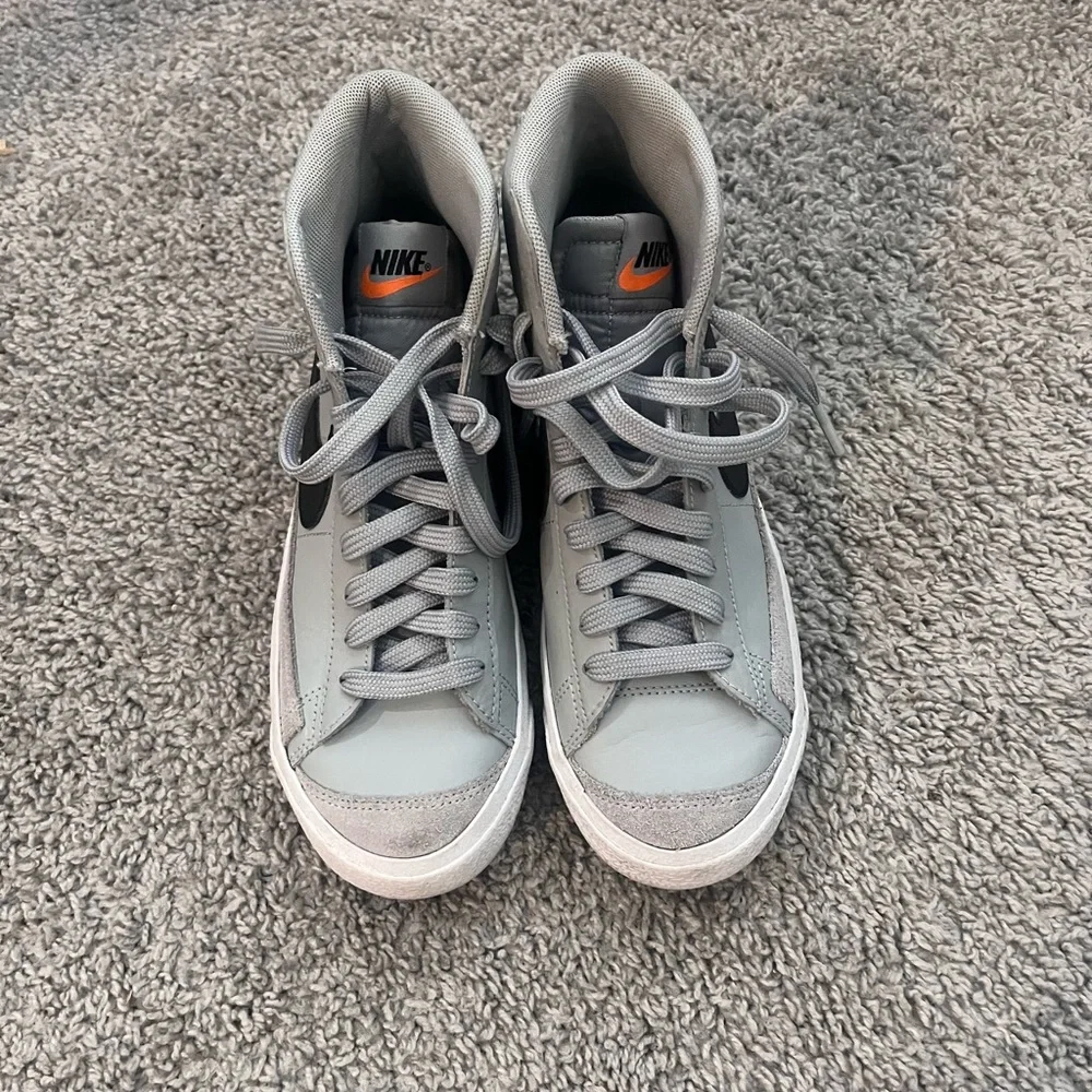 Nike Light Gray High-Top Sneakers - Picture 2 of 3